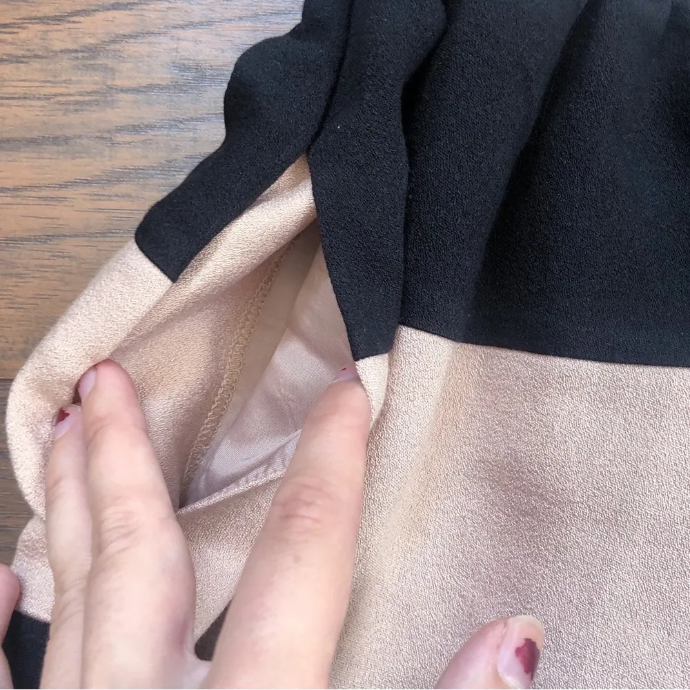 BCBGeneration • Pleated Mini Skirt tan black stripe Dark Buff pockets full - Image 5