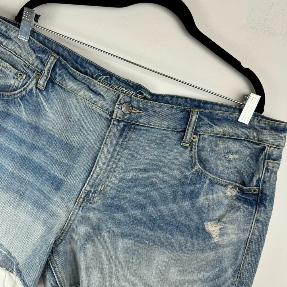 American Eagle Distressed Shorts Sz 18 Light Medium Wash Denim Raw Hem - Image 6