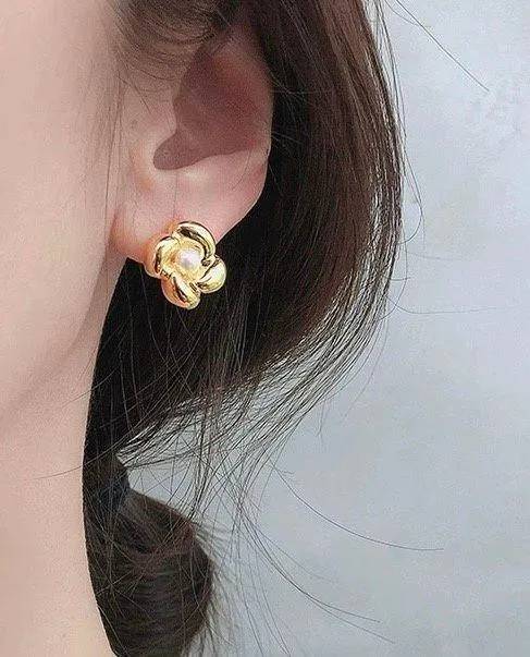 White pearl stud earrings for women Gold - Image 5