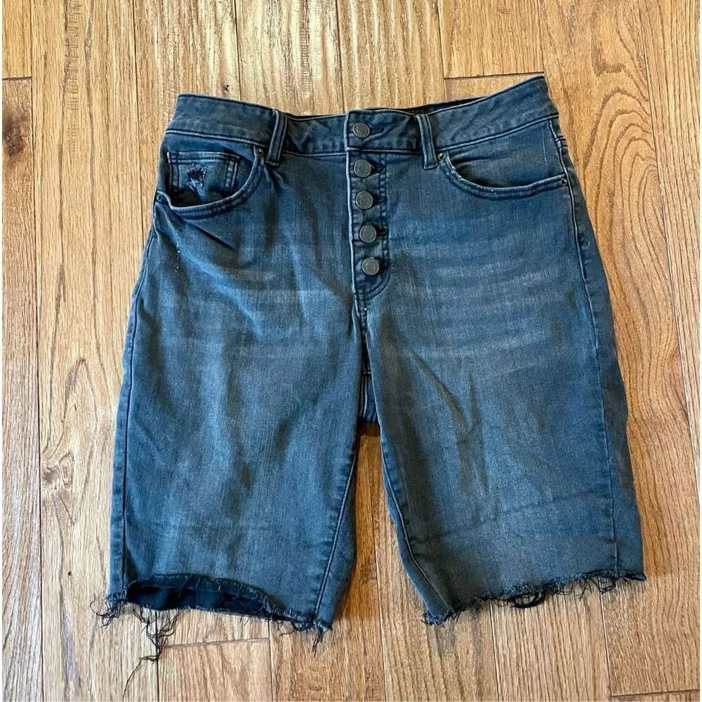 Time and tru black distressed Bermuda button fly shorts 8 Black - Image 3