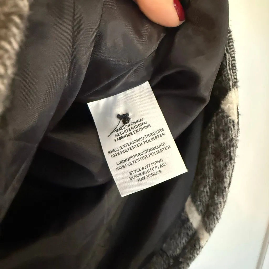 Thread & Supply black and white plaid flannel shacket size small - Image 4