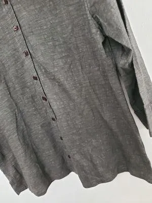 Buttons LuLu-B Women's Gray Button Down 3/4 Sleeve Blouse with Rectangular Wood  - Image 2