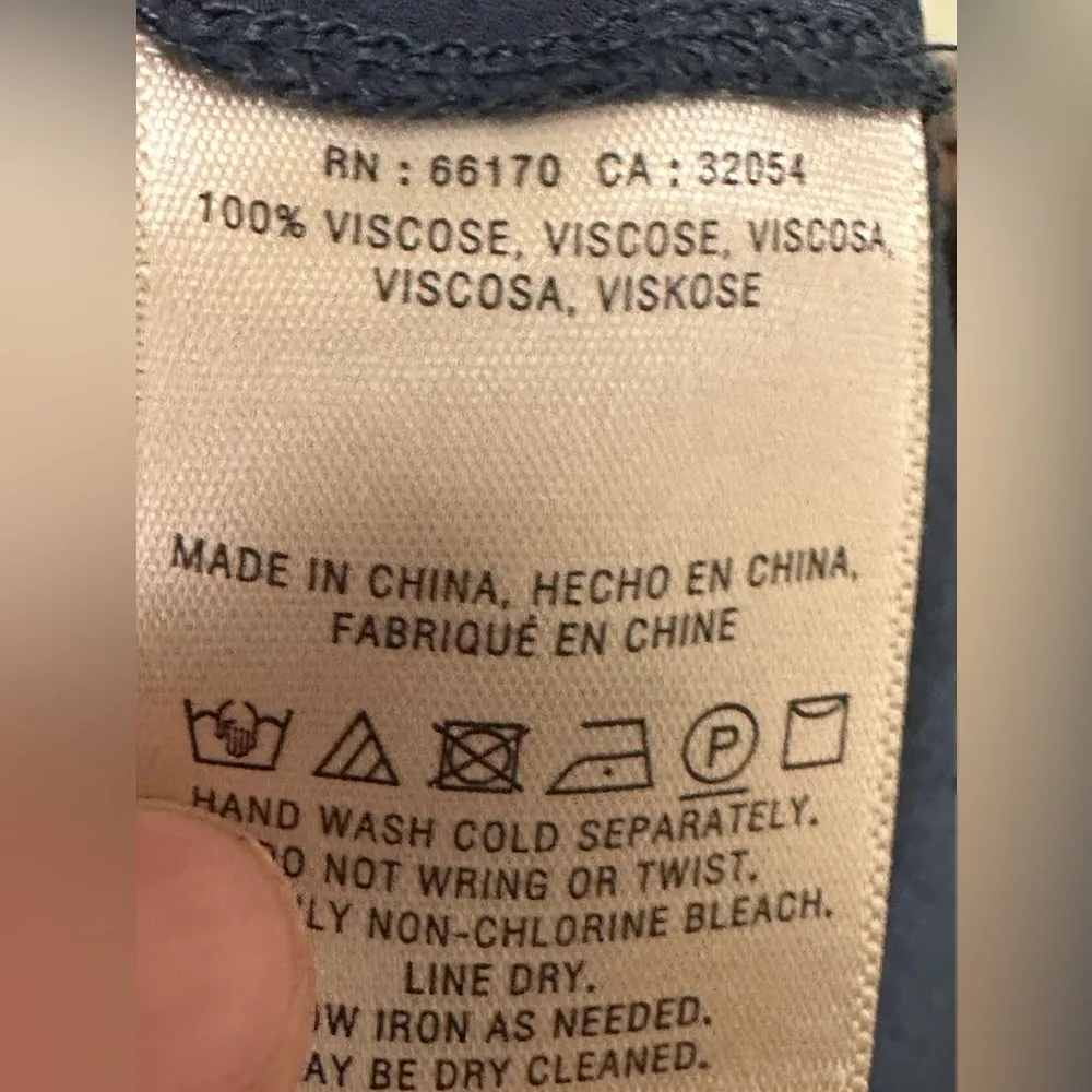 Anthropologie Akemi + Kin Bari blue flowy vneck short sleeve tunic top - Image 7