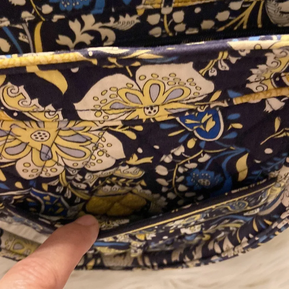Vera Bradley Tote excellent condition no rips or stain or smell have zipper - Image 7