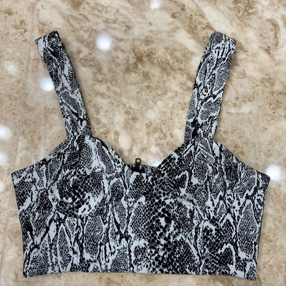 Revolve Jamie Top. Size XS. Black and white snake print - Image 2
