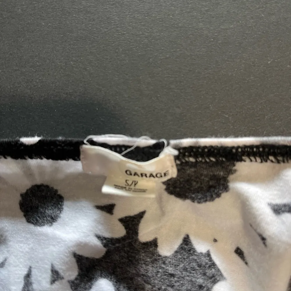 GARAGE Black & White Daisy Sleeveless Shirt Women’s Summer Tank Top Sz Small EUC - Image 4