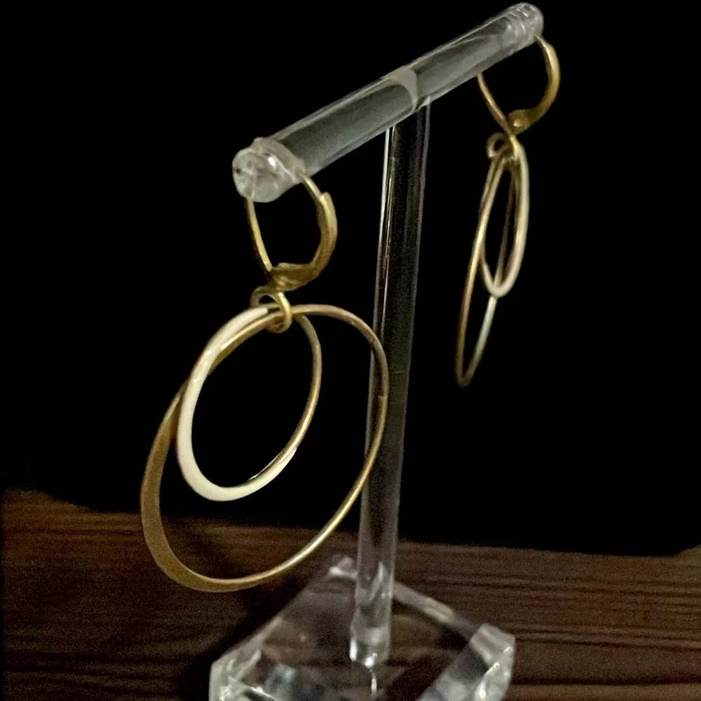 Vintage gold tone and cream enamel 3 piece necklaces and earring set - Image 8