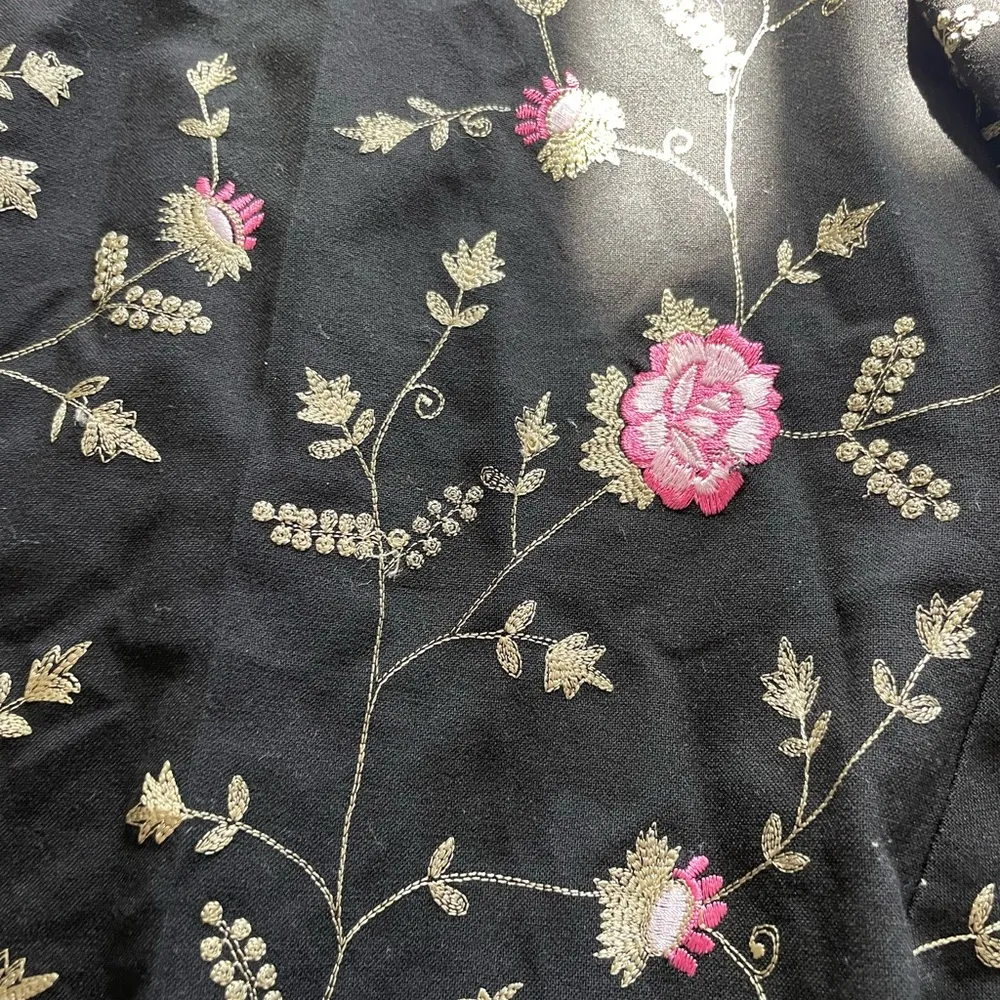 EUC Karen Kane Lifestyle Petites black/pink floral embroidered cropped pants 14P - Image 3