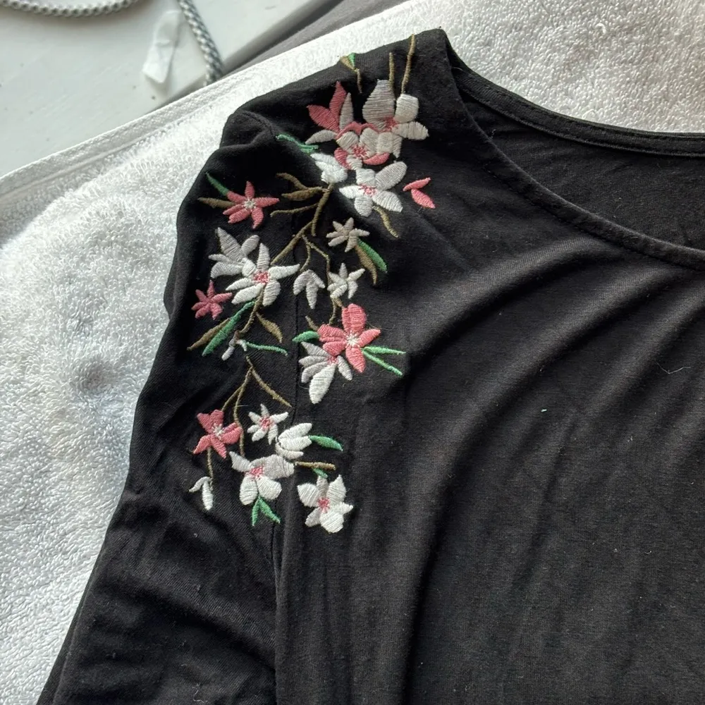 Cable & Gauge Long Sleeve Top top with floral embroidery and bell sheer sleeves - Image 4