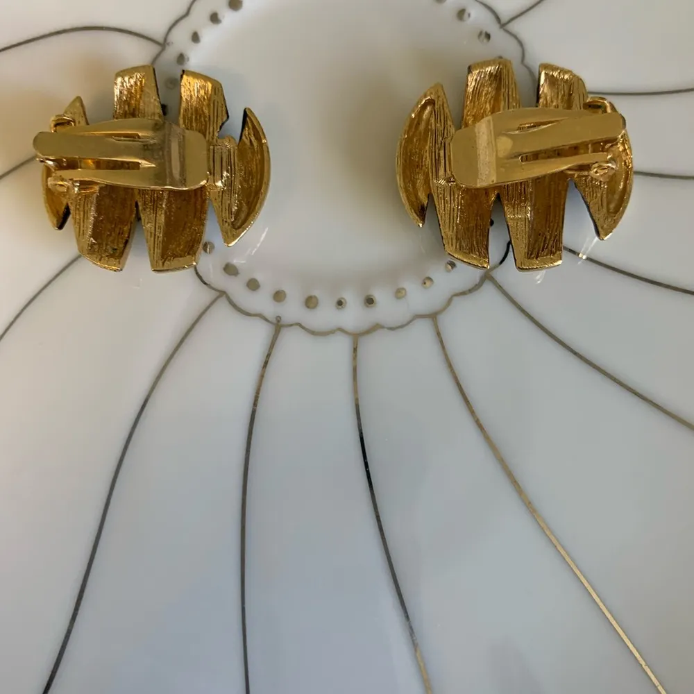 VINTAGE• circular with deep groove• Black & Gold tone clip on earrings - Image 3