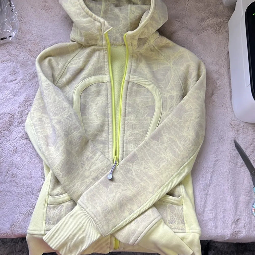 Lululemon size 6 Special Edition Scuba Hoodie - Image 3