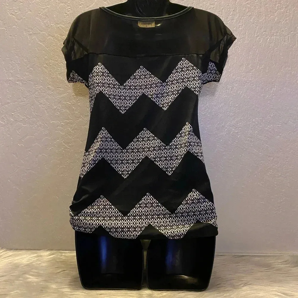 Free Kisses Black & White Pattern Short Sleeve Blouse with Accent Necklace - Image 13
