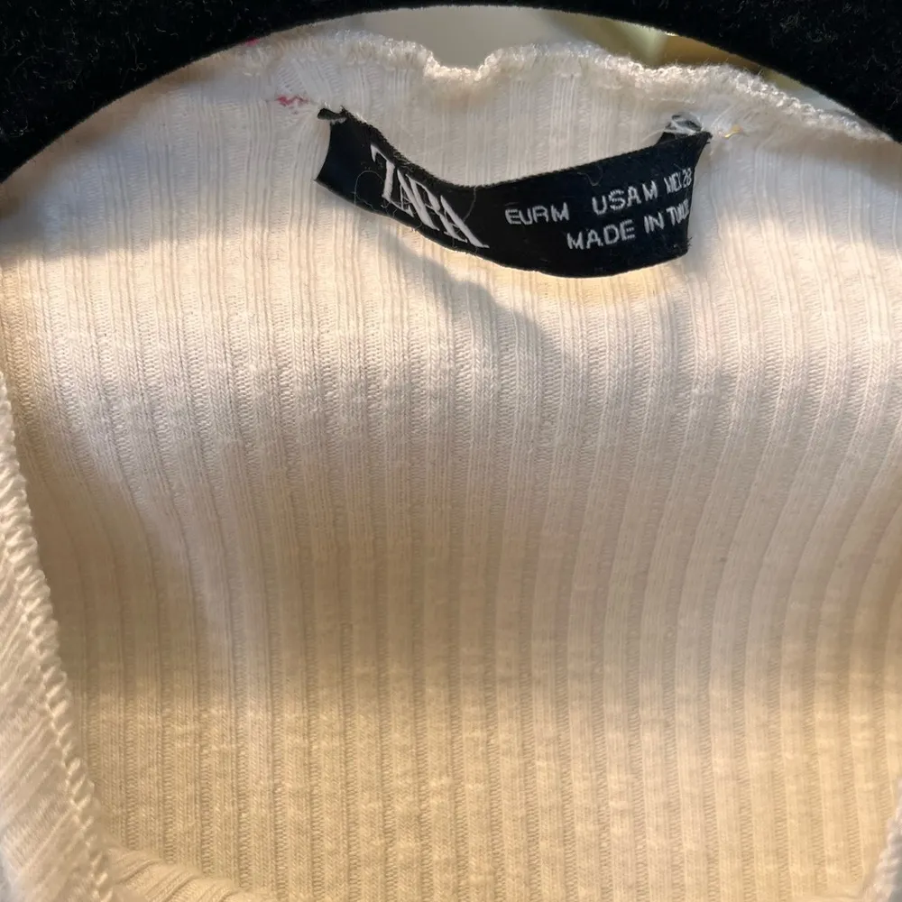 Zara long sleeve ribbed mock neck top size medium - Image 4