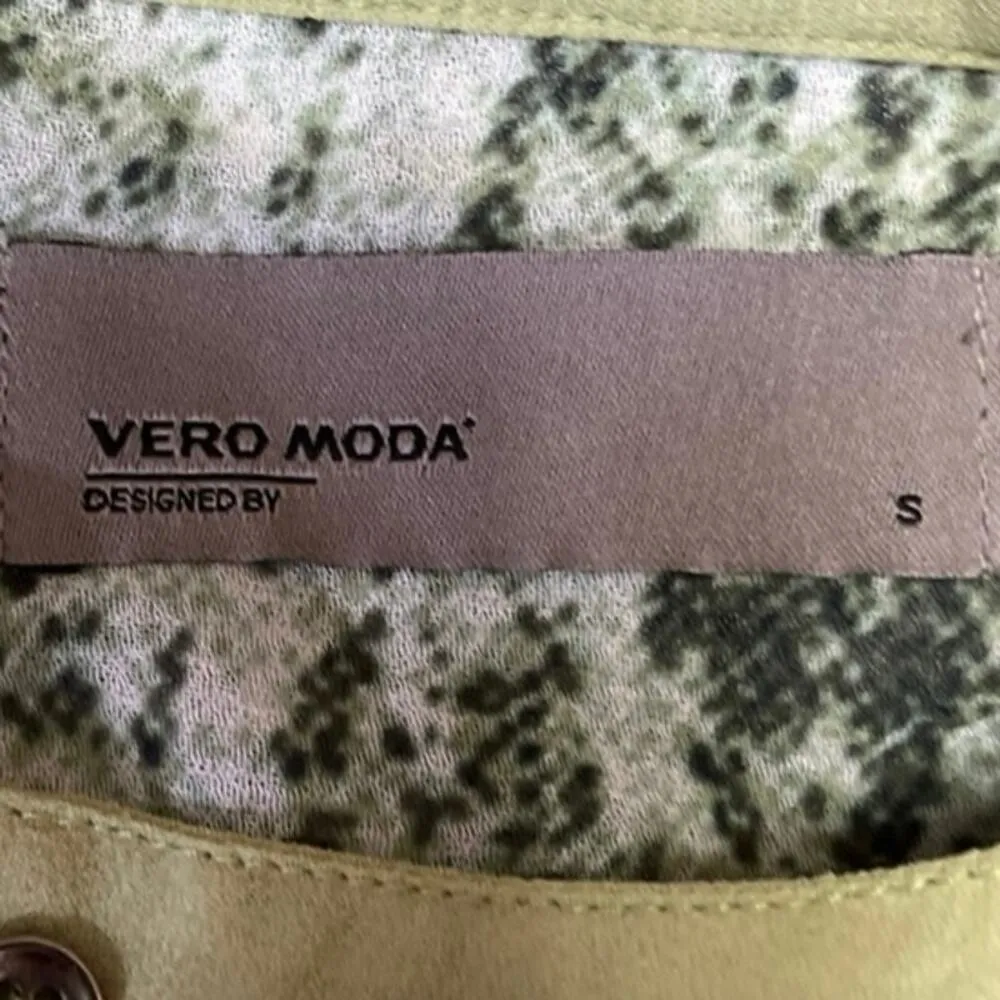 Vero Moda Green Mock Neck Printed Pocket Sleeveless Button Down Shirt Size S - Image 3