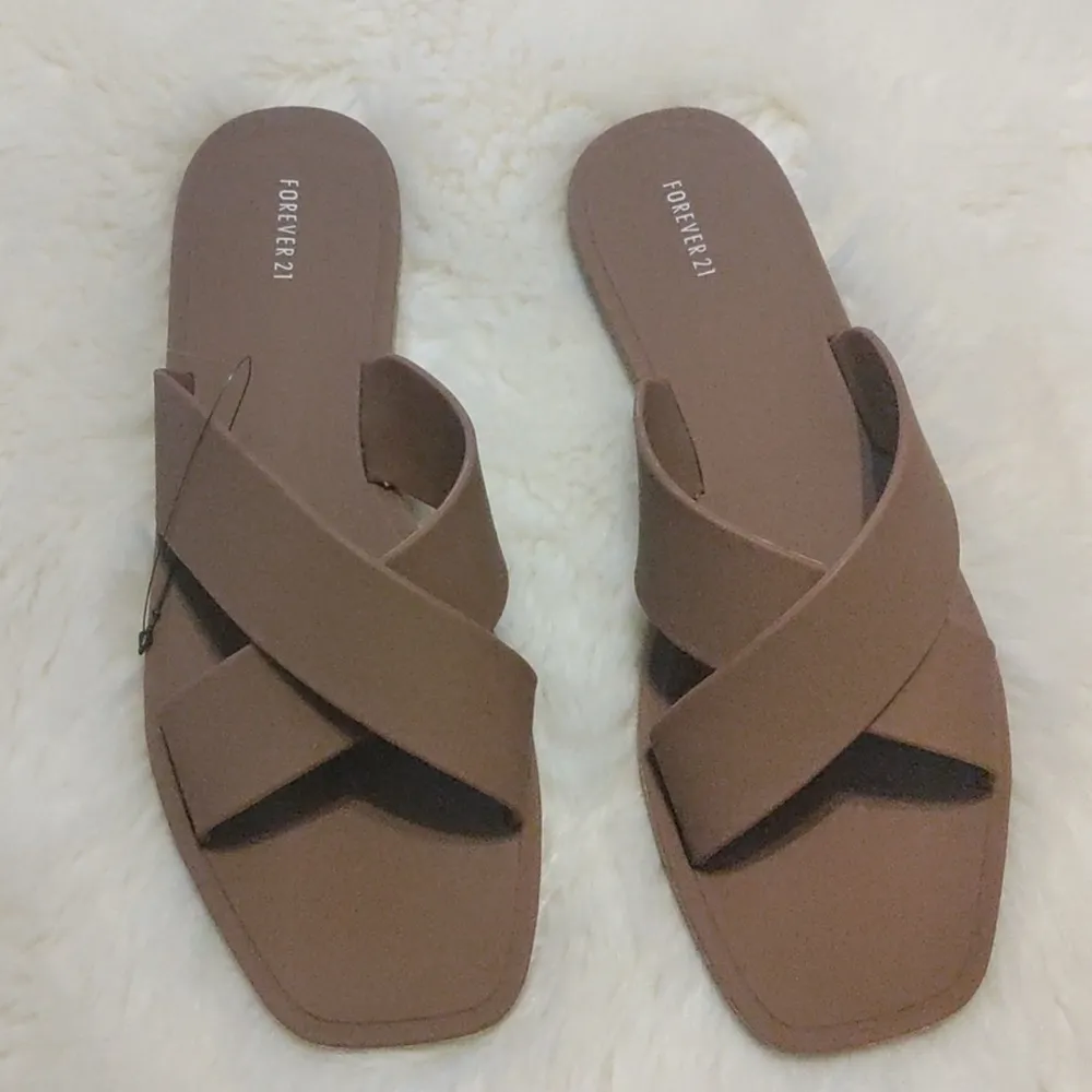 NEW Forever 21 brown sandals size 7 - Image 2