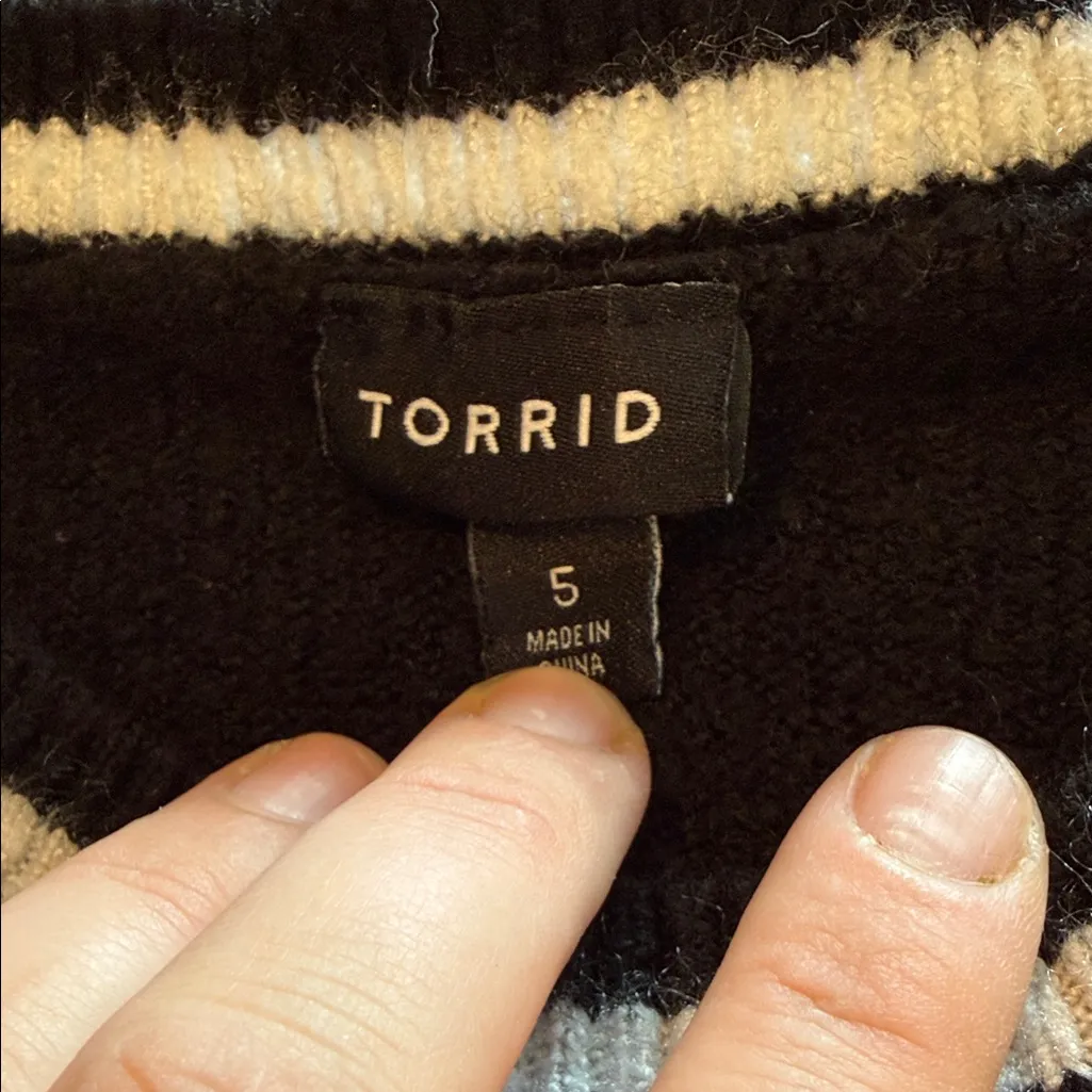 Torrid black and plaid graphic sweater size 5 - Image 4