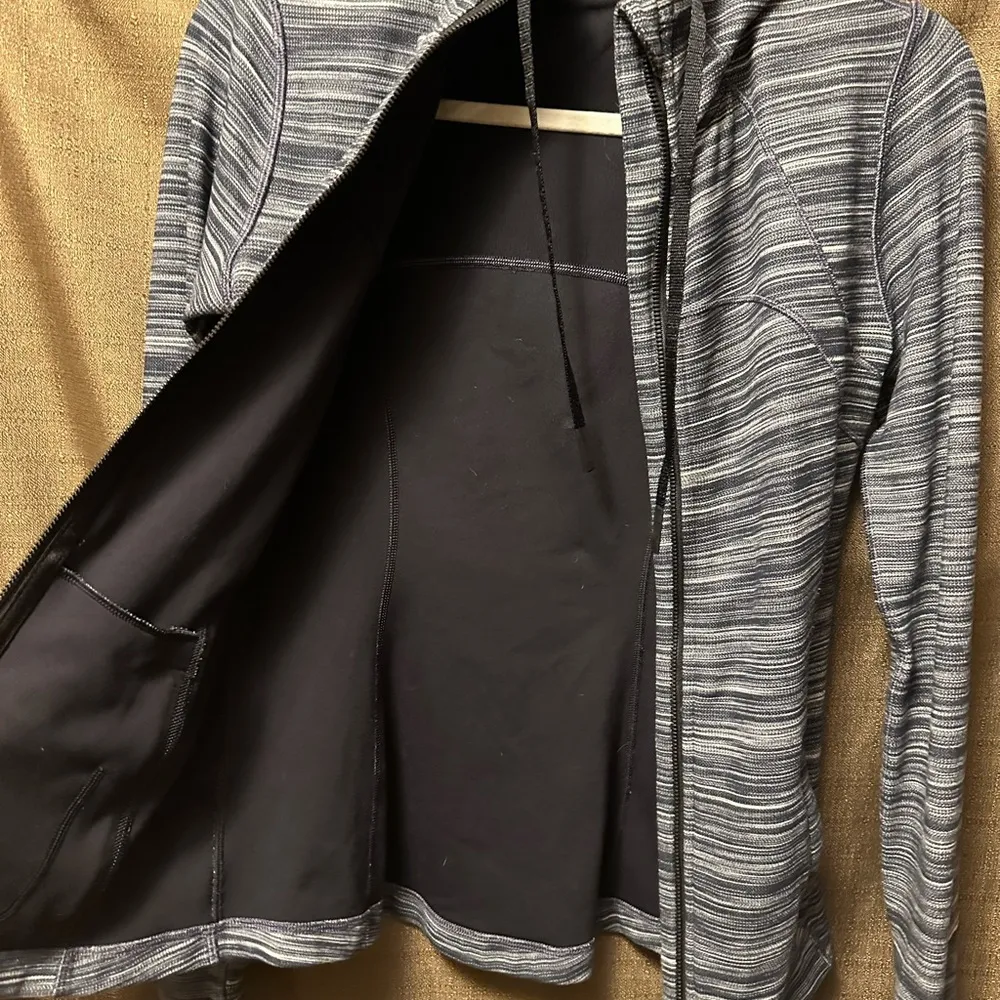 Lululemon Woman Nulu Hooded Define Jacket Heathered Grey Size 6 Great Condition - Image 6