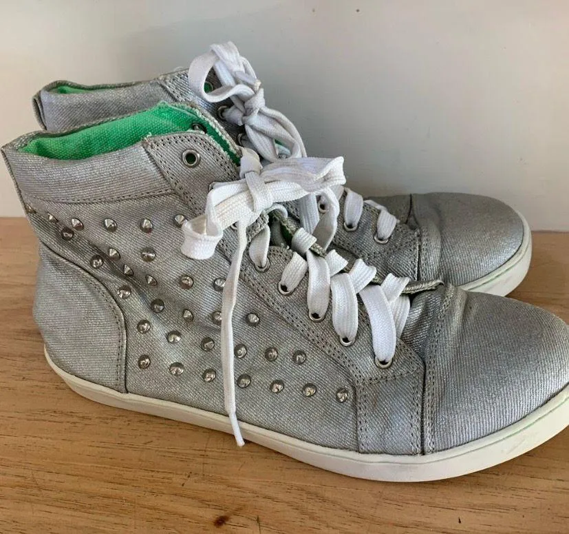 Wanted High Tops Silver Sneakers Embellished Womens 7.5 Lace Up Shoes - Image 2