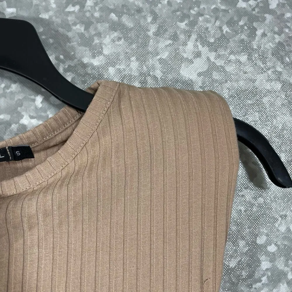 Nasty Gal NWT Taupe Ribbed Padded Shoulders Crop Top - Size Small - Sleeveless - Image 3