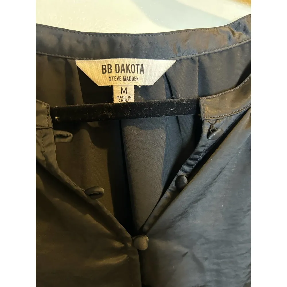 BB Dakota Steve Madden Black Satin Delicate Covered Button Blouse Size Medium - Image 4