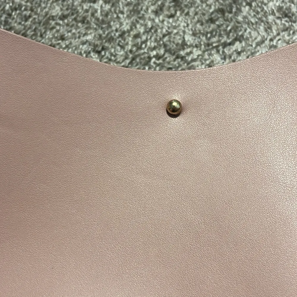 Samara Medium Shoulder Vegan Leather Bag in Peony‎ Pink - Image 8