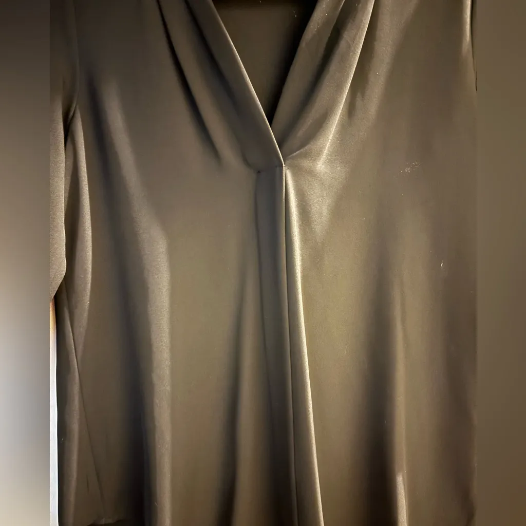 Calvin Klein V-Neck Work Top - Sleek & Flowy, Elbow or Short Sleeves - Size M - Image 4