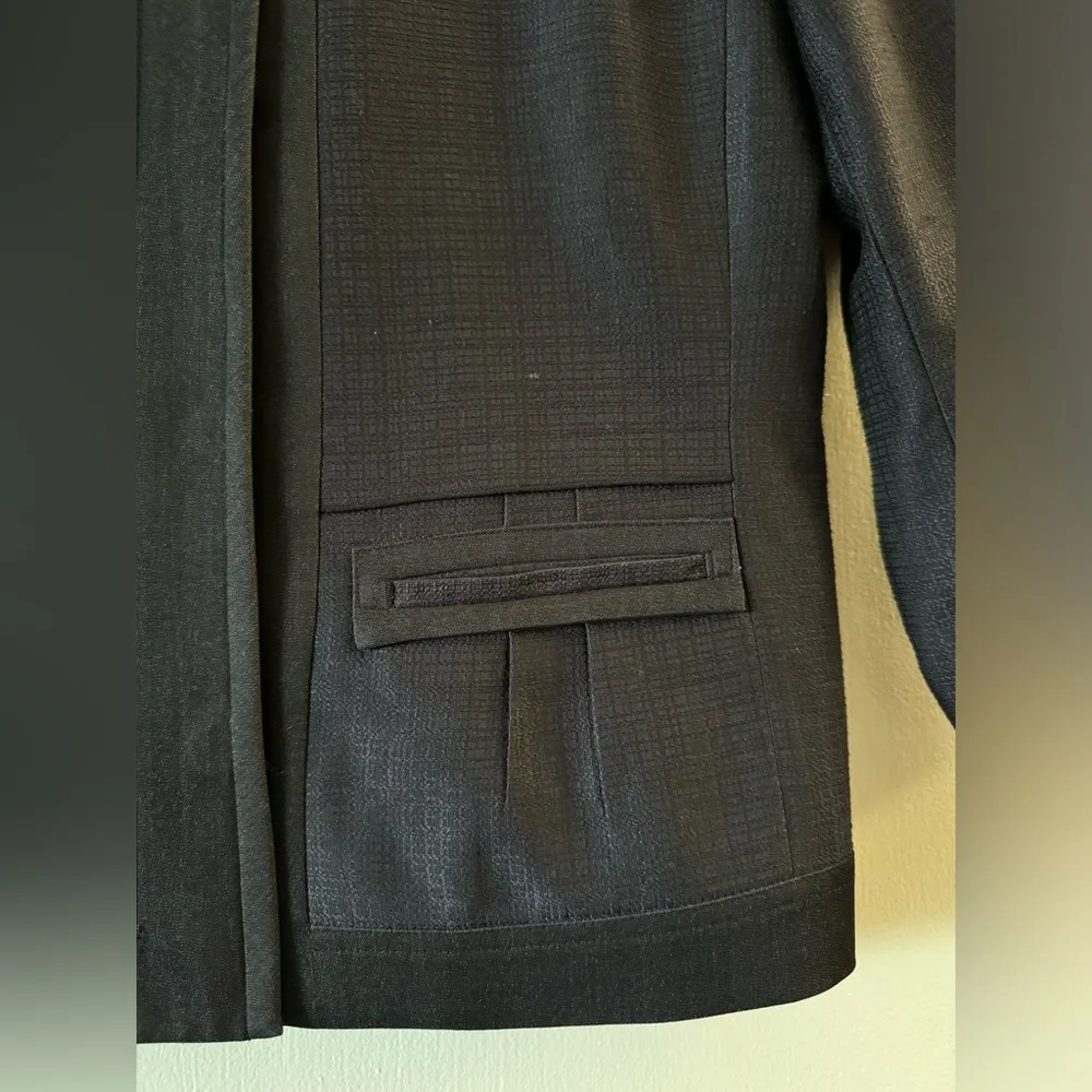 Tahari Dark Blue and Black Cropped Blazer Size 8 - Image 4