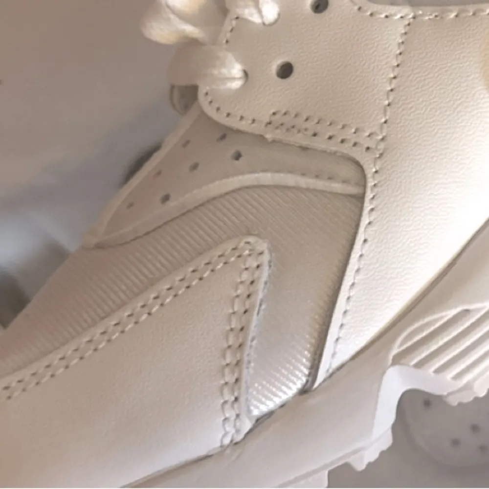 NIKE Air Huarache Sneaker in White & Pure Platinum NEW w box 6 SOLD OUT NIB $140 - Image 13