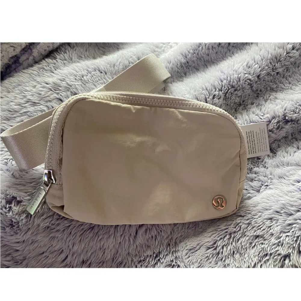 Everywhere Belt Bag in White Opal One Size New NWT - Image 2