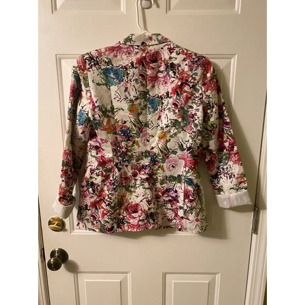 Beautiful Liz Claiborne floral blazer size small - Image 2