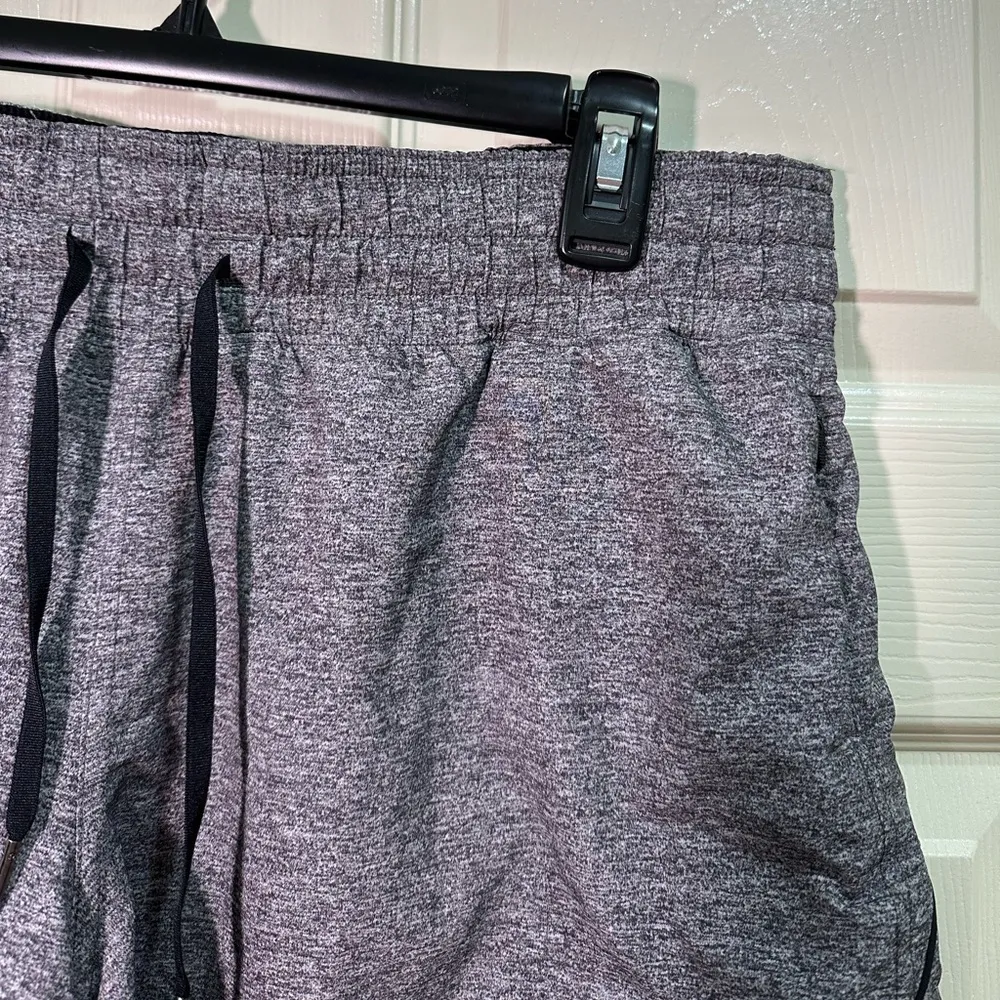 Lululemon Choose a Side Reversible Shorts Size 10 Mid Rise 3” Inseam Gray Black - Image 2