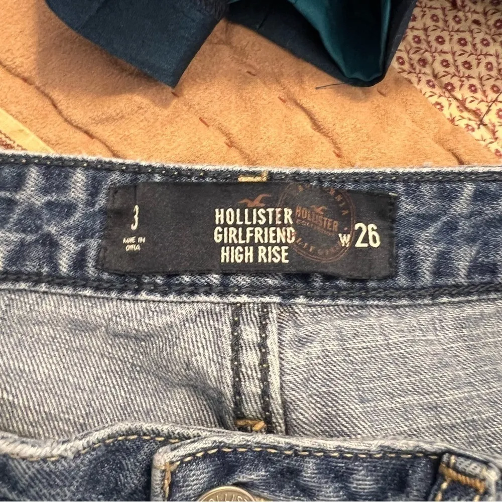 Hollister  Girlfriend High Rise Jean Medium Wash - Image 14