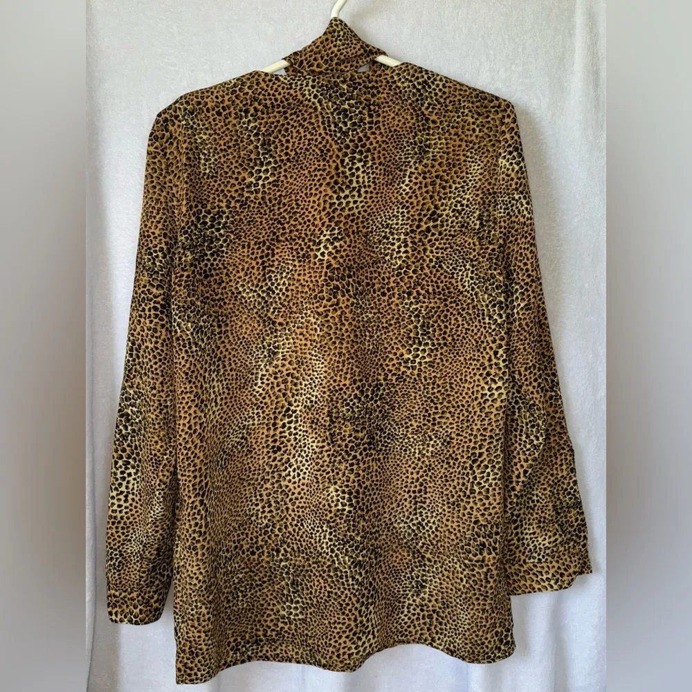 NWT VTG Riverchase size medium brown cheetah print top - Image 6
