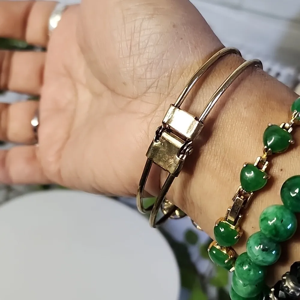 Antique Gold Finish Filigree Flower Clamper Hinge Bracelet - Image 6