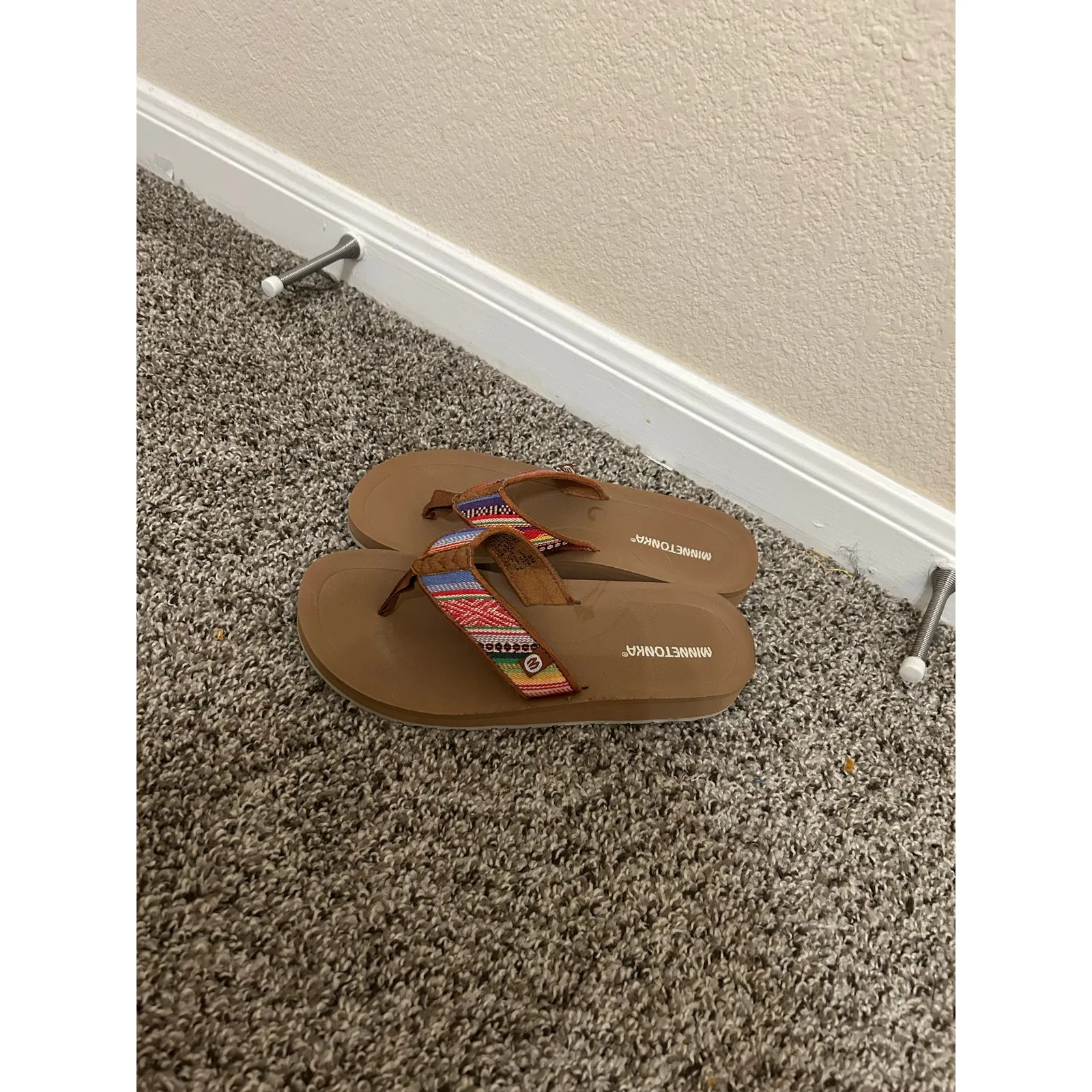 Minnetonka Flip Flops Women's Size 8 Comfort Slip On Tan Cute Sandals - Image 3