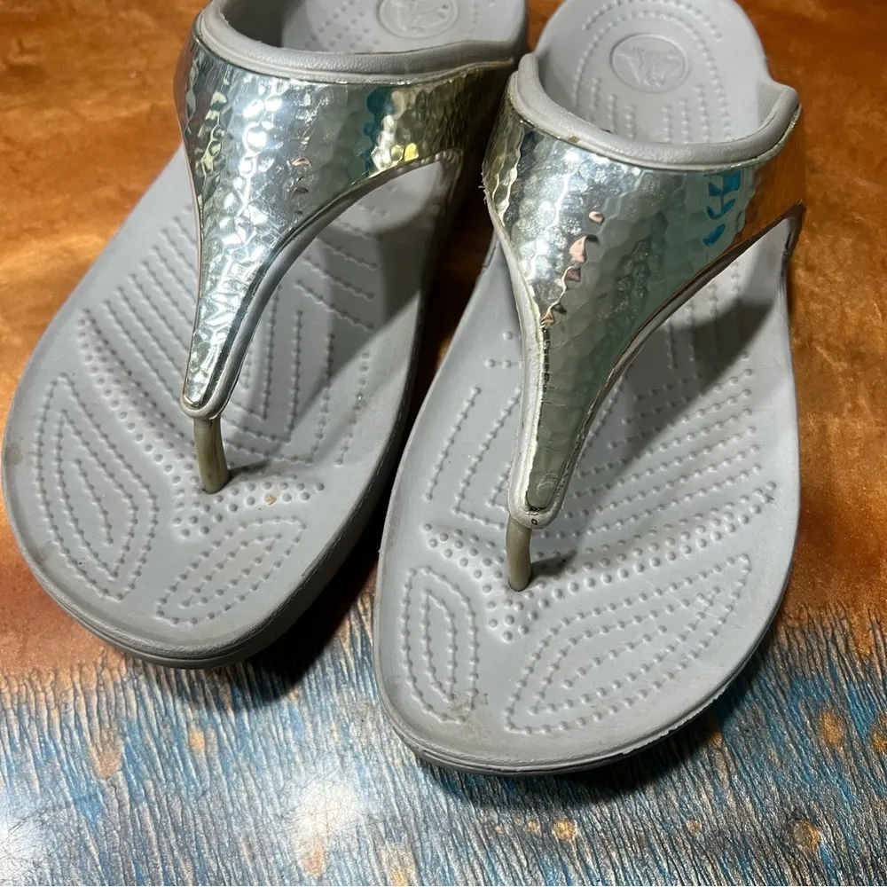 CROCS Metallic Sandals size 10 gray thong - Image 3