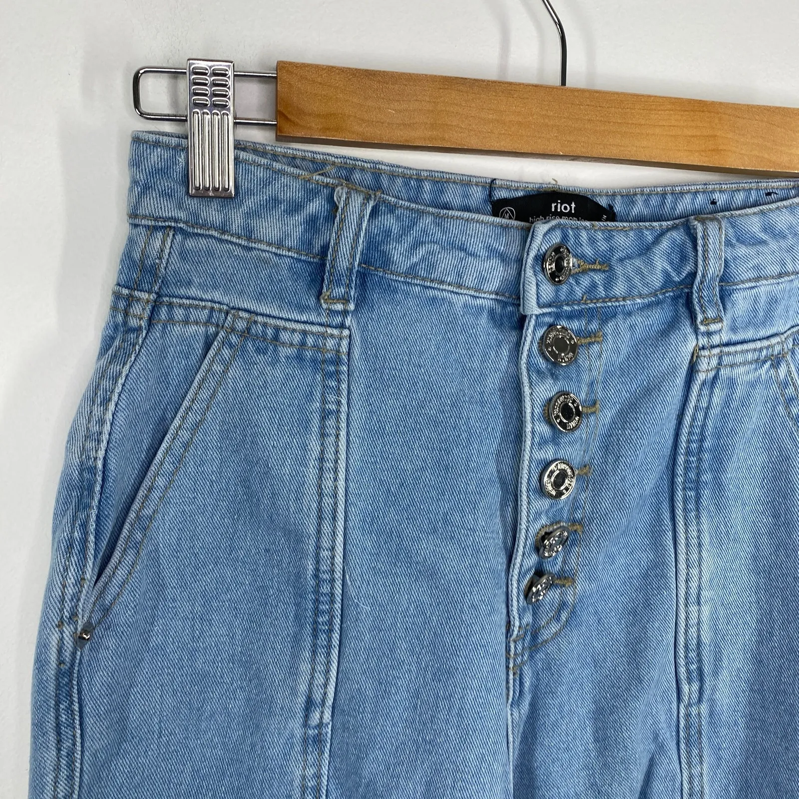 Riot Missguided High-Rise Light Wash Blue Denim Mom Jeans Women's Size 25 - Image 4