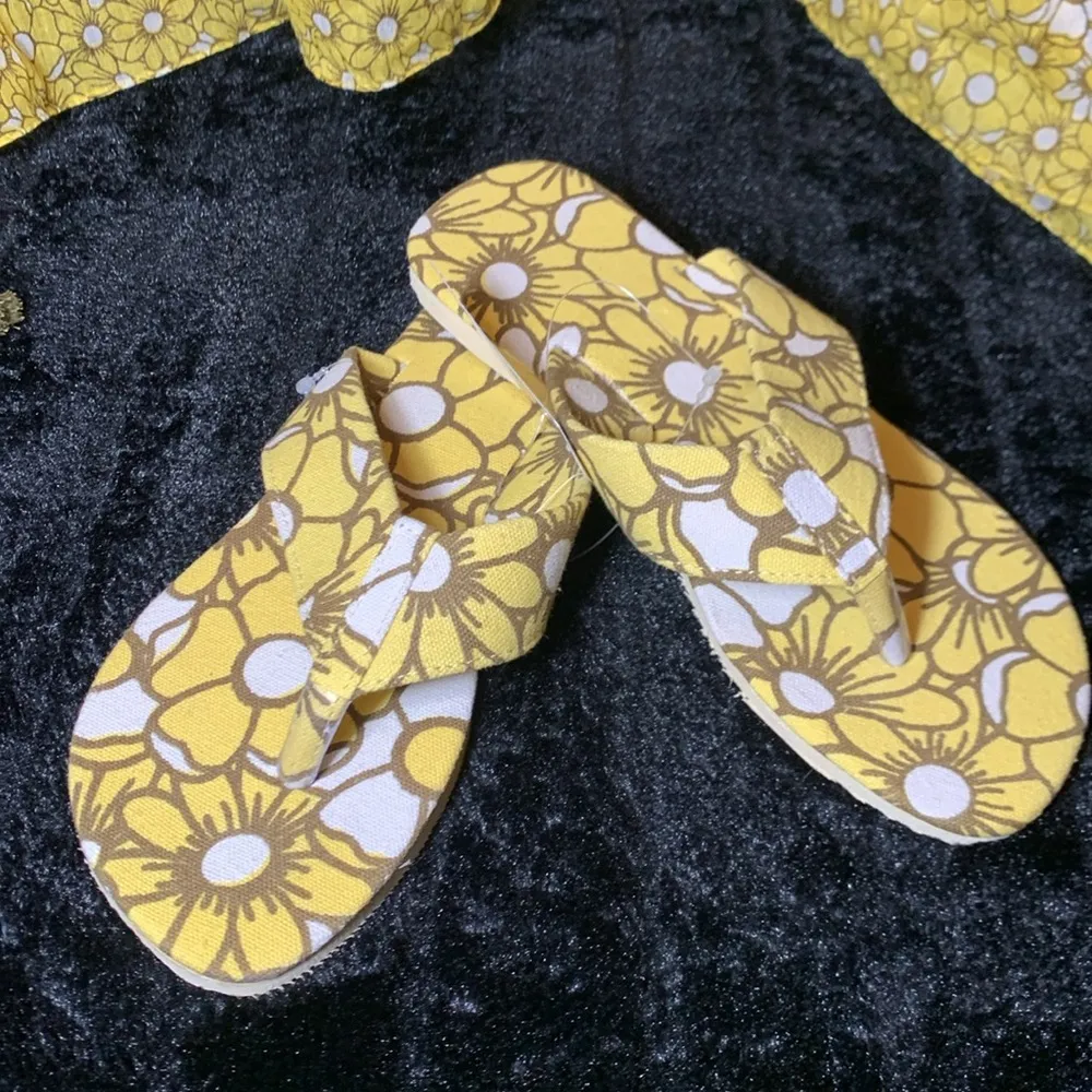 Women's Yellow Daisy Cotton Kaftan Swimsuit Cover Up & Matching Flip Flops NWT Size undefined - Image 5