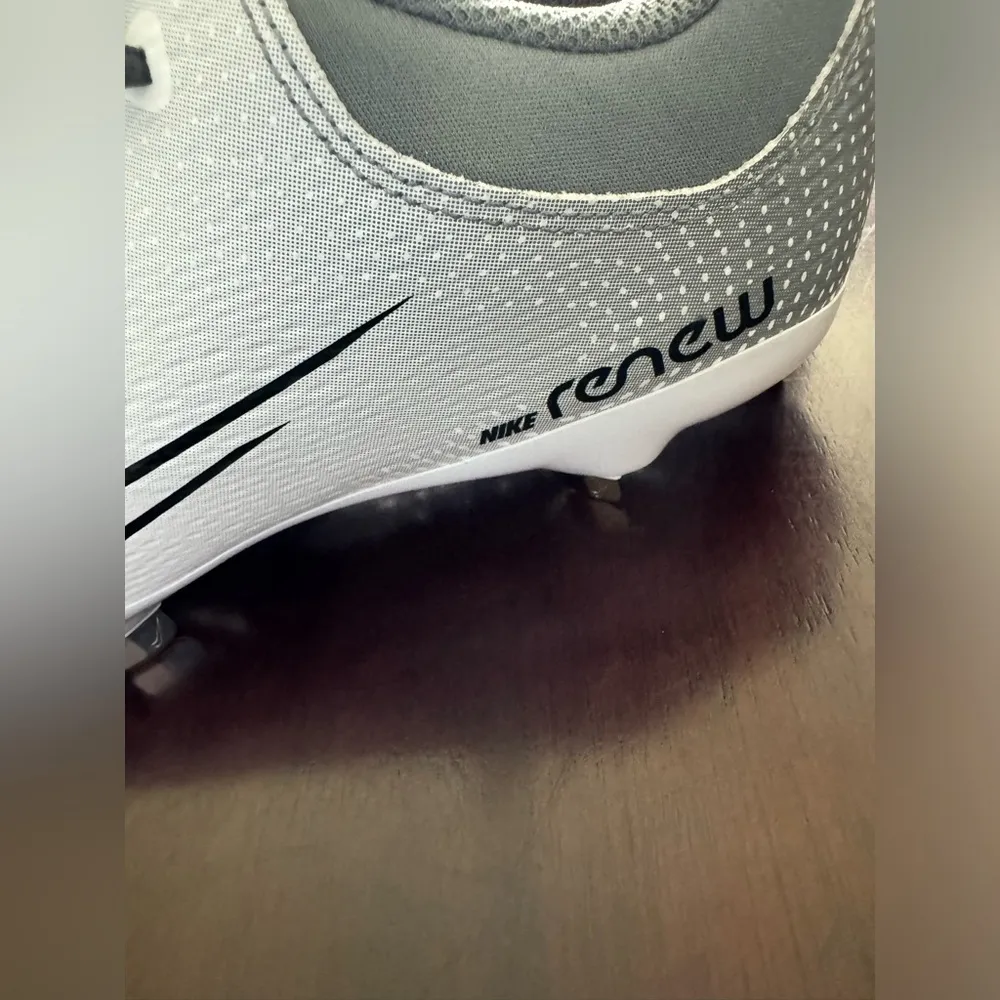 Renew Softball Cleats Size 8 NWOT - Image 4