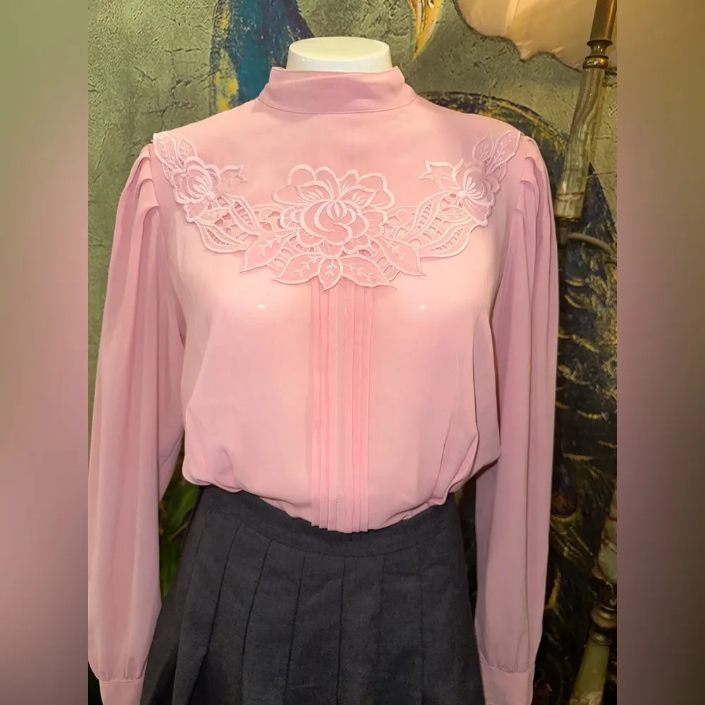 EUC VINTAGE 70’s Campus Casual Pink embroidery Blouse with Mandarin Collar - Image 7