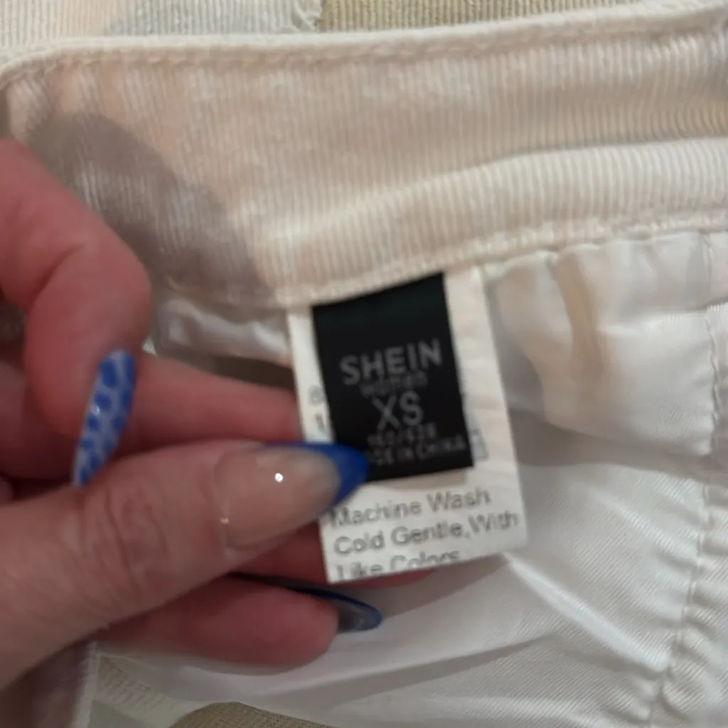 Stylish White and Tan Colorblock Distressed Shorts Size XS - Image 3