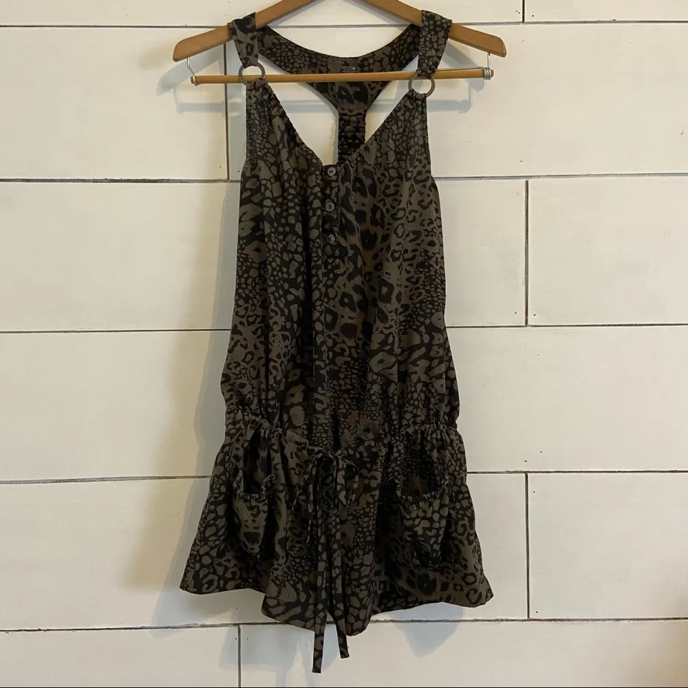 Guess Animal Print Romper. Size Medium. EUC - Image 3