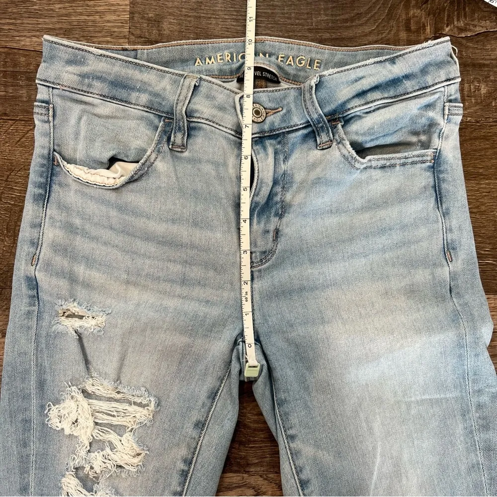 American Eagle Outfitters Light Wash Distressed Skinny Jeans Raw Hem Sz 2 Short - Image 3