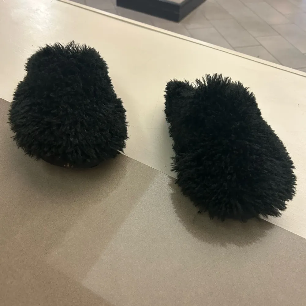 Old Navy Black and Cream Fuzzy Slippers 9 great shape! - Image 3