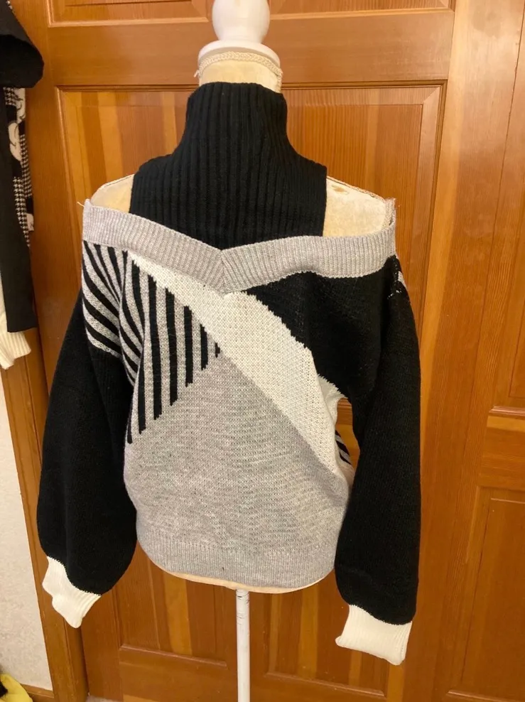 Nwt, Women’s Batwing Sleeved Sweater - Image 3