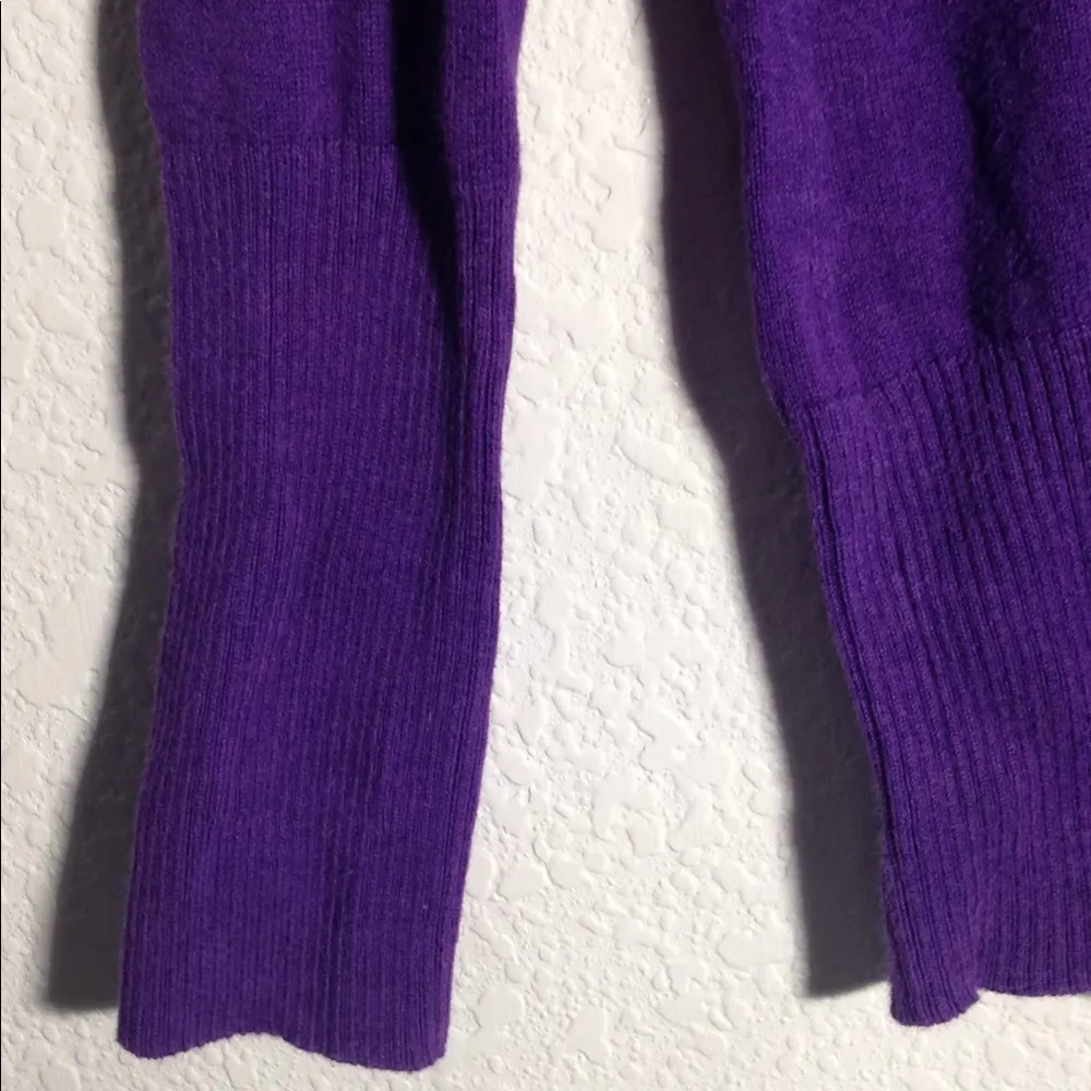 FINAL MARKDOWN Juniors' So V-Neck Long Sleeve Sweater medium - Image 4