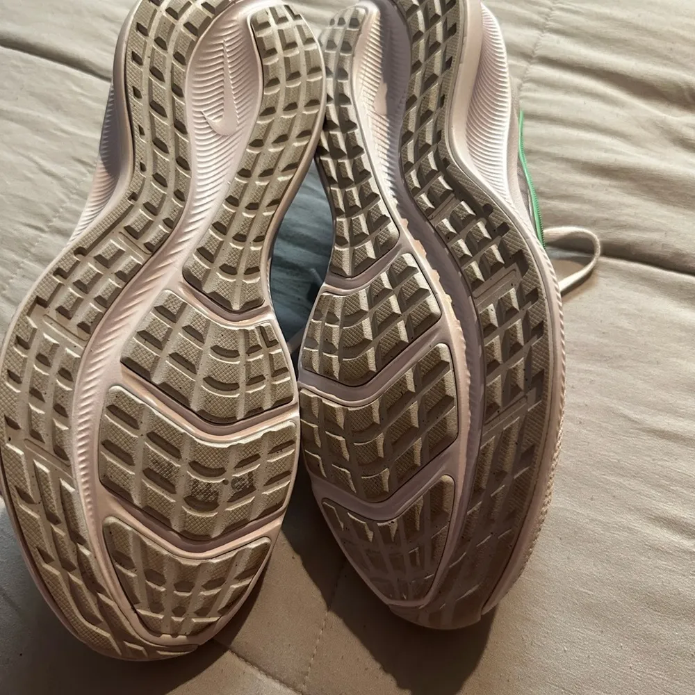 Nike Women's White and Mint Athletic Shoes - Image 12