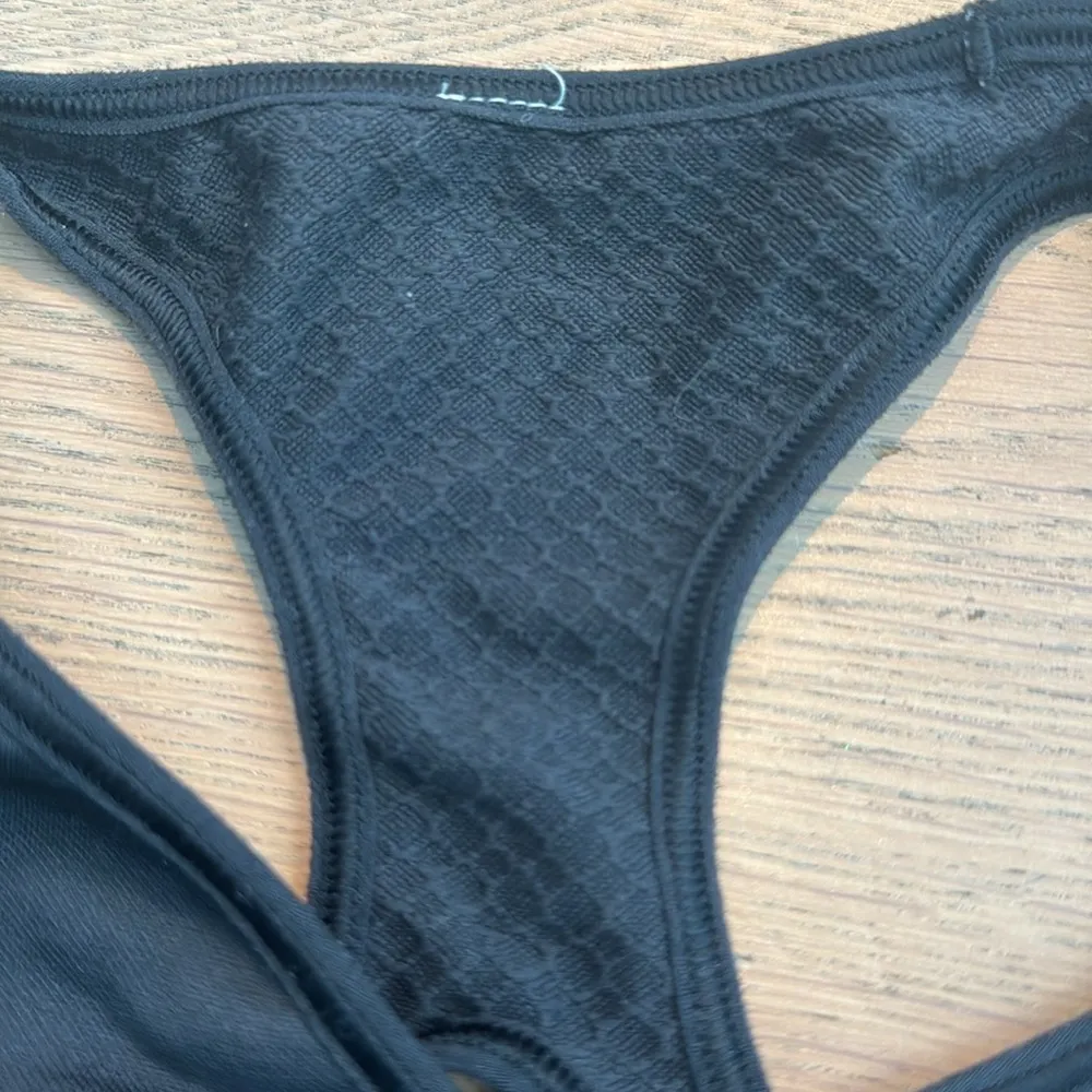 COPY - black lululemon sports bra in good condition except for the logo fading - Image 2
