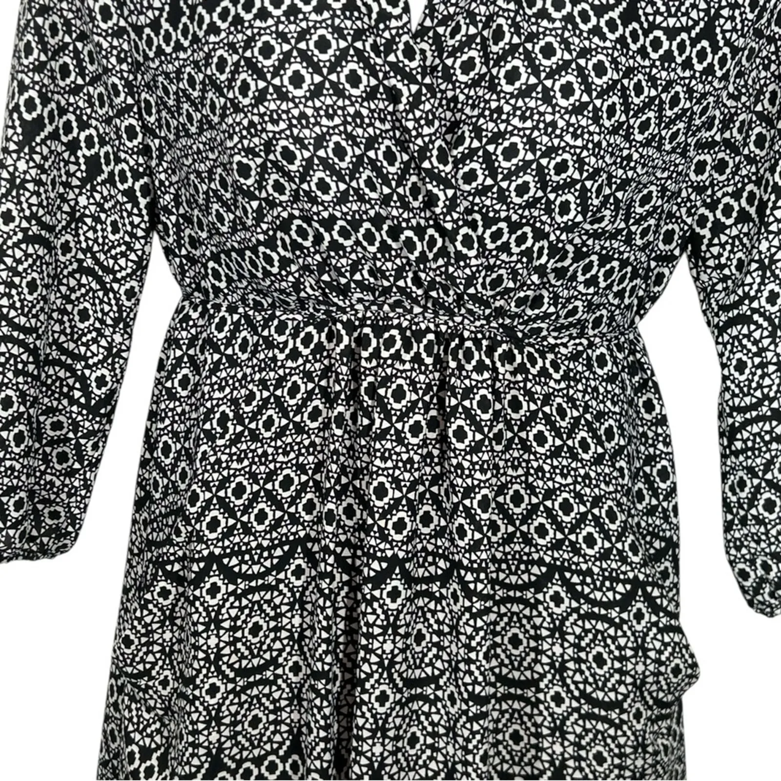 BAR III Black White Geometric Wrap Dress Size Large 3/4 Sleeve V-Neck - Image 4