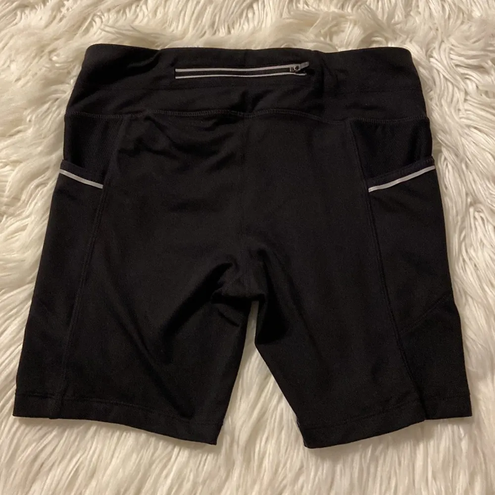 Athleta Women Athletics Shorts inseam 5” size S have two pockets on each side - Image 6